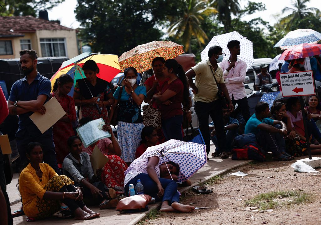 People wait to apply for a passport at the Sri Lanka's Immigration and Emigration Department, amid the country's economic crisis, in Colombo, Sri Lanka, June 8, 2022. Picture taken June 8,2022.  REUTERS/Dinuka Liyanawatte