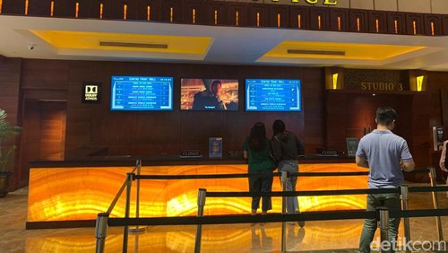 Suasana pembelian tiket di Cinema XXI Centre Point Mall, Rabu (22/6/2022).
