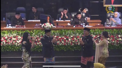 Asyik! Saat Anies-Ketua DPRD DKI Manortor di Paripurna HUT Jakarta