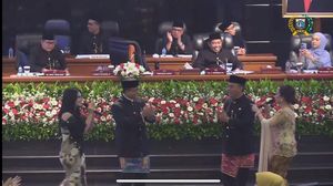 Asyik! Saat Anies-Ketua DPRD DKI Manortor di Paripurna HUT Jakarta