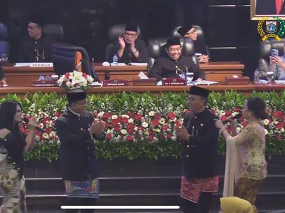 Asyik! Saat Anies-Ketua DPRD DKI Manortor di Paripurna HUT Jakarta