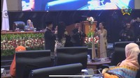 Kedua biduan itu menyanyikan dua lagu Betawi dan satu lagu Batak berjudul Alusi Au. Saat menyikan lagu terakhir itu, suasana rapat langsung mencair. (Foto: Screenshot YouTube DPRD DKI)