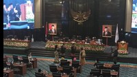 Politikus PDIP itu awalnya menolak ajakan Anies. Setelah dibujuk, Prasetyo akhirnya mengiyakan ajakan Anies dan menuju ke arah dua biduan itu. Keduanya juga diajak sang biduan menyanyikan satu dua bait lirik lagu Alusi Au. Mereka tampak manortor atau menari bersama diiringi lagu Batak. (Foto: Screenshot YouTube DPRD DKI)