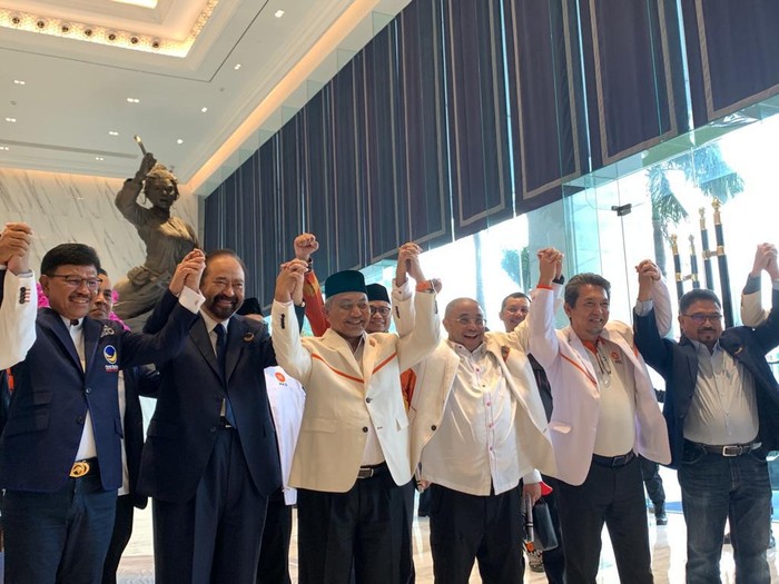 Ketua Umum NasDem Surya Paloh dan Presiden PKS Ahmad Syaikhu konferensi pers usai pertemuan, di NasDem Tower, Rabu (22/6/2022).