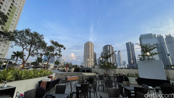 Salah satu hotel di Jakarta telah meresmikan spot semi rooftop-nya. Adalah Teras Rasuna namanya yang berlokasi di lantai 1 Swiss-Belresidences Rasuna Epicentrum, Jalan Epicentrum Boulevard Timur, Jakarta Selatan.