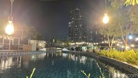 Terdapat kolam di Teras Rasuna. Jadi, selain nongkrong, traveler juga bisa berenang di sini.