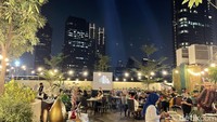 Suasana malam di Teras Rasuna. Saat kami berkunjung, angin sepoi-sepoi tak pernah berhenti karena lokasi Swiss-Belresidences Rasuna Epicentrum berada di tengah-tengah tanah lapang.