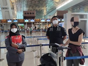 Langgar Aturan, Turis Wanita Prancis Dideportasi dari Cianjur