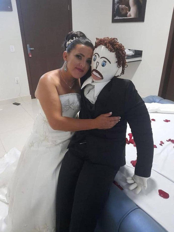 Wanita Brazil nikahi boneka kain