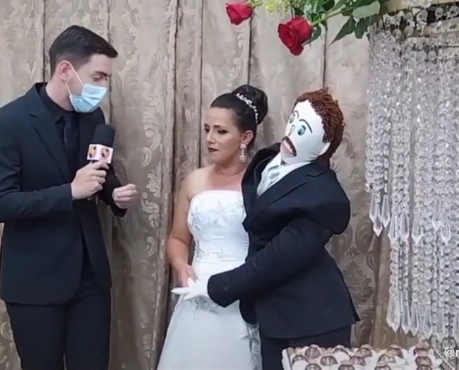 Pernikahan viralnya tersebut bahwa ditayangkan di TV Brazil. Pernikahan antara manusia dan boneka itu menjadi pemberitaan nasional dan internasional. Foto: dok. TikTok/@meirivonerocha