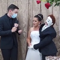 Pernikahan viralnya tersebut bahwa ditayangkan di TV Brazil. Pernikahan antara manusia dan boneka itu menjadi pemberitaan nasional dan internasional. Foto: dok. TikTok/@meirivonerocha