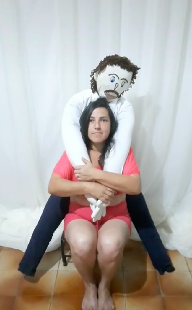 “Ini benar-benar membuatku kesal ketika orang mengatakan ini palsu. Itu membuatku sangat marah. Aku adalah adalah wanita yang berkarakter. Ayahku, ibuku mengajariku untuk jujur, menjadi orang baik dan tidak ingin mengambil keuntungan dari apapun,” ungkapnya. Foto: dok. TikTok/@meirivonerocha