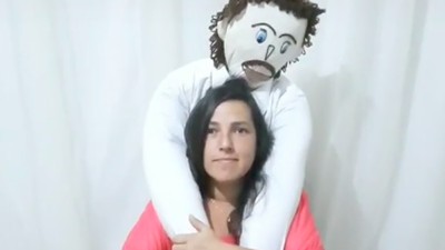 8 Foto Kehidupan Wanita yang Nikahi Boneka Kain, Stres Kelamaan Jomblo