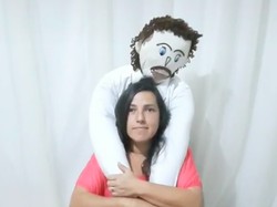 8 Foto Kehidupan Wanita yang Nikahi Boneka Kain, Stres Kelamaan Jomblo