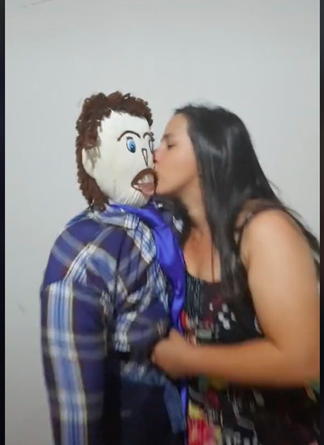 Dan seperti inilah kehidupan pernikahan aneh tersebut. Meirivone memamerkan kemesraan dengan sang boneka. Foto: dok. TikTok/@meirivonerocha