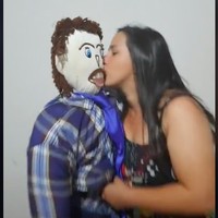 Dan seperti inilah kehidupan pernikahan aneh tersebut. Meirivone memamerkan kemesraan dengan sang boneka. Foto: dok. TikTok/@meirivonerocha