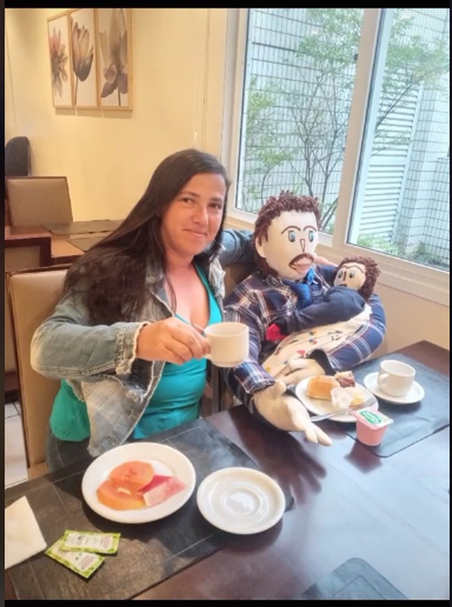 Seperti inilah potret keluarga kecil Meirivone. Bahkan, dia kerap membawa kedua boneka tersebut jalan-jalan keluar. Foto: dok. TikTok/@meirivonerocha