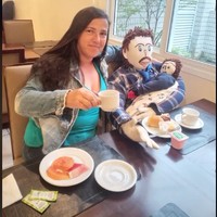 Seperti inilah potret keluarga kecil Meirivone. Bahkan, dia kerap membawa kedua boneka tersebut jalan-jalan keluar. Foto: dok. TikTok/@meirivonerocha