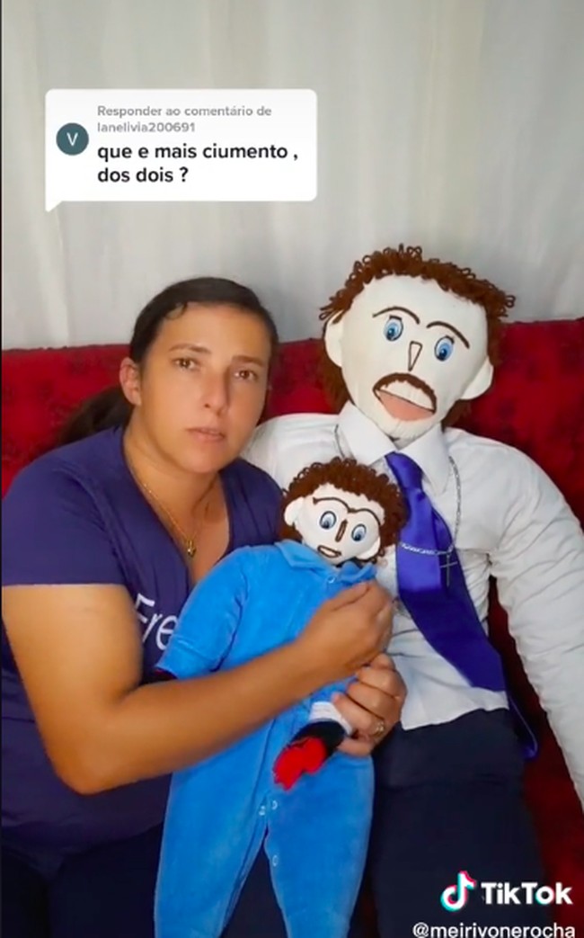 Aksi nyelenehnya tersebut bikin netizen berkomentar negatif. Tak jarang wanita tersebut disebut mencari sensasi hingga disebut membuat keluarga palsu. Foto: dok. TikTok/@meirivonerocha