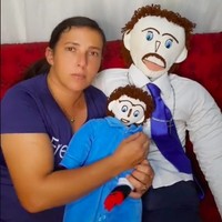 Aksi nyelenehnya tersebut bikin netizen berkomentar negatif. Tak jarang wanita tersebut disebut mencari sensasi hingga disebut membuat keluarga palsu. Foto: dok. TikTok/@meirivonerocha