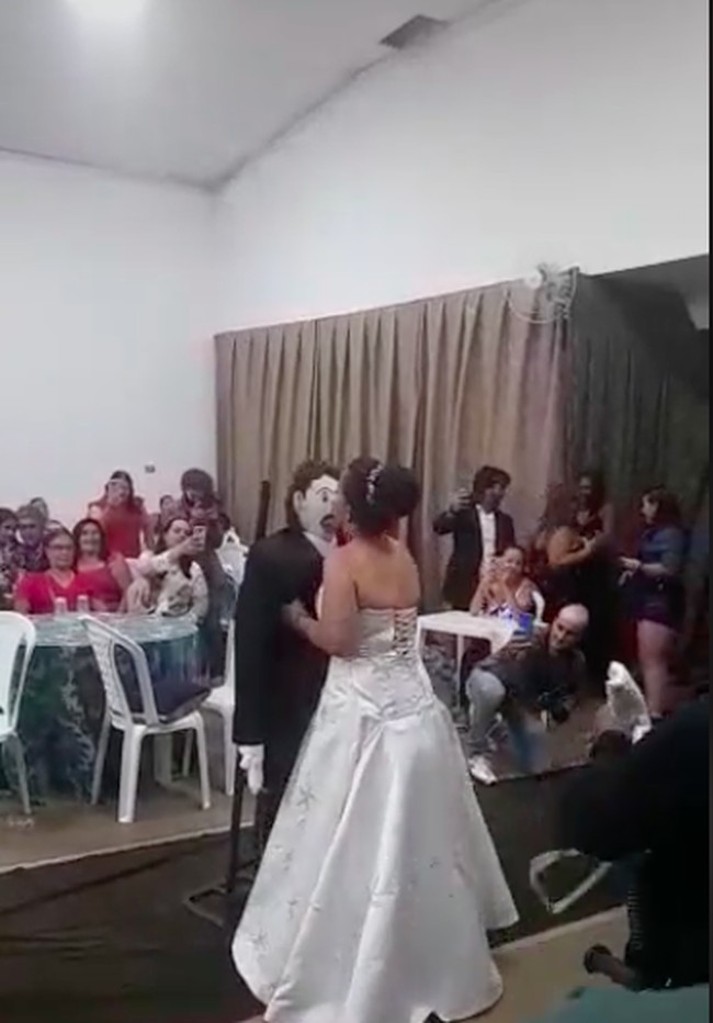 Sang ibu kemudian membuat boneka kain dan diberikan ke putrinya. Tak lama dari itu, terjadilah pernikahan antara manusia dan boneka. Di momen pernikahannya yang dihadiri 250 tamu undangan itu tampak Meirivone berdansa dengan ‘suaminya’ yang diikatkan di atas troli. Foto: dok. TikTok/@meirivonerocha