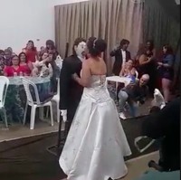 Sang ibu kemudian membuat boneka kain dan diberikan ke putrinya. Tak lama dari itu, terjadilah pernikahan antara manusia dan boneka. Di momen pernikahannya yang dihadiri 250 tamu undangan itu tampak Meirivone berdansa dengan ‘suaminya’ yang diikatkan di atas troli. Foto: dok. TikTok/@meirivonerocha