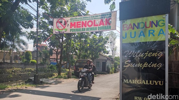Warga Margaluyu Bandung tolak tempat penjualan hewan kurban.