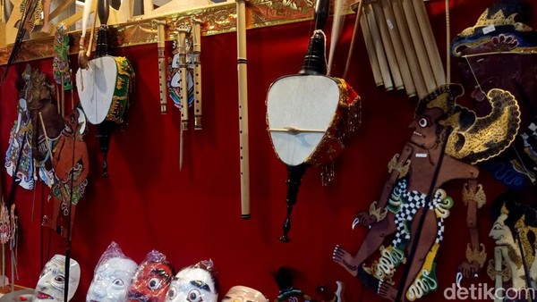 Pemilik stan Manik Suling dan Putri Ayu, I Nyoman Purwayasa atau yang biasa disapa Manik Suling mengaku total sebanyak 12 jenis alat musik ditampilkan dalam pameran yang digelar selama kurang lebih sebulan lamanya tersebut.  