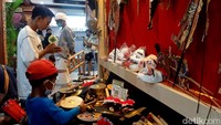 Stan ini menarik perhatian pengunjung, anak-anak hingga orang dewasa tampak antusias mencoba berbagai alat musik khas Bali yang ditampilkan di stan tersebut. 
