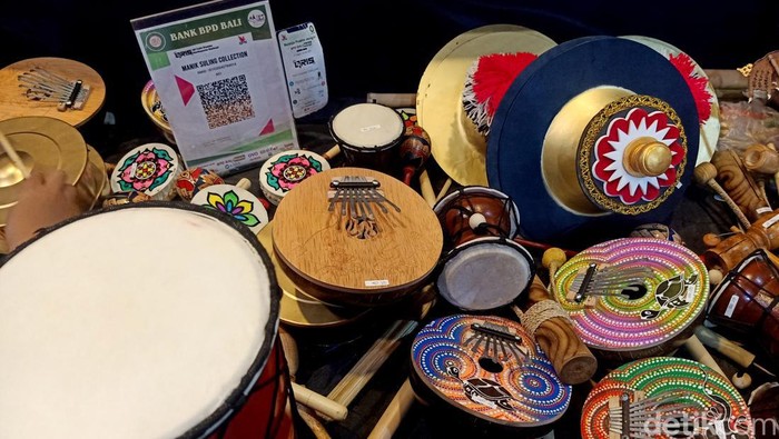 Beragam jenis alat musik khas Bali dipamerkan di Pesta Kesenian Bali (PKB) ke-44. Anak-anak hingga orang dewasa antusias mencoba berbagai alat musik ini.