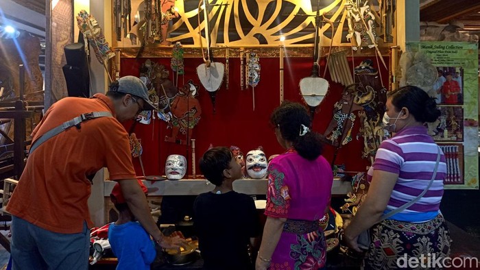 Yuk, Kenalan dengan Beragam Jenis Alat Musik Khas Bali Beragam jenis alat musik khas Bali dipamerkan di Pesta Kesenian Bali (PKB) ke-44. Anak-anak hingga orang dewasa antusias mencoba berbagai alat musik ini.