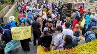 Pendemo yang berasal dari Pusat Koperasi Pedagang Pasar (Puskopas) DKI Jakarta ini menuntut agar bisa bertemu dengan Menteri Perdagangan. Permintaan ini dituruti Zulhas yang langsung menemui mereka.  