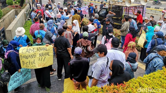 Zulhas Digeruduk Pendemo Usai Pulang Blusukan dari Pasar Klender Kantor Mendag Zulkifli Hasan didatangi demonstran. Dalam aksinya, massa mengeluhkan tingginya harga sembako seperti cabai, bawang, serta minyak goreng curah.