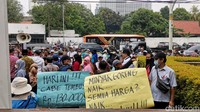 Ada beberapa keluhan yang disampaikan oleh Pendemo. Salah satunya terkait tingginya harga sembako seperti cabai, bawang, minyak goreng curah, dan lainnya.