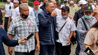 Datangnya Zulhas ke tengah-tengah aksi ini disambut riuh tepuk tangan pendemo. Zulhas pun terlihat menyalami beberapa orang yang sebagian adalah emak-emak.