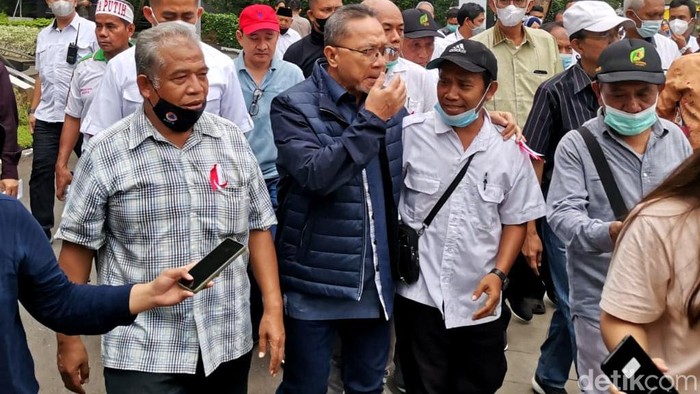 Kantor Mendag Zulkifli Hasan didatangi demonstran. Dalam aksinya, massa mengeluhkan tingginya harga sembako seperti cabai, bawang, serta minyak goreng curah.