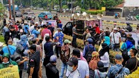 Pendemo pun mengeluhkan aturan pembelian harga minyak goreng curah yang harus menyertakan KTP. Pendemo meminta aturan tersebut agar didiskusikan kembali. Namun, Zulhas menerangkan jika penggunaan KTP untuk pembelian migor adalah suatu keharusan. 