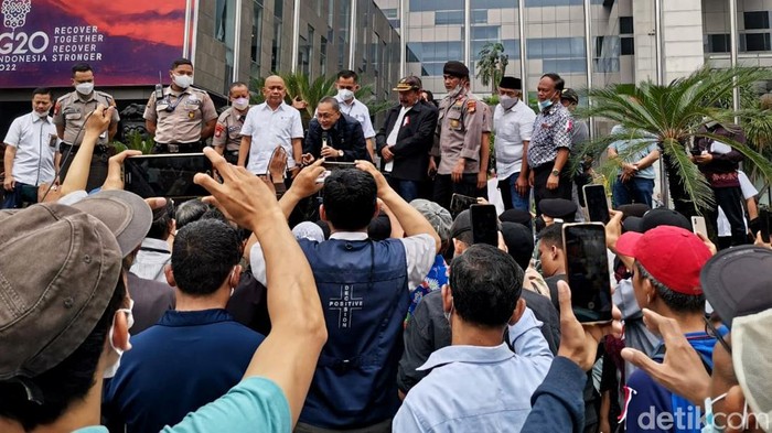 Kantor Mendag Zulkifli Hasan didatangi demonstran. Dalam aksinya, massa mengeluhkan tingginya harga sembako seperti cabai, bawang, serta minyak goreng curah.