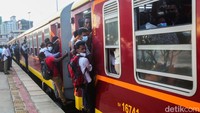 Penumpang berebut kereta api di Kolombo, Sri Lanka, Rabu (15/6/2022).