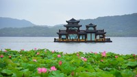 Karena berada di kawasan danau, ada pula lho perahu apung ekaligus restoran dengan dekorasi yang khas.