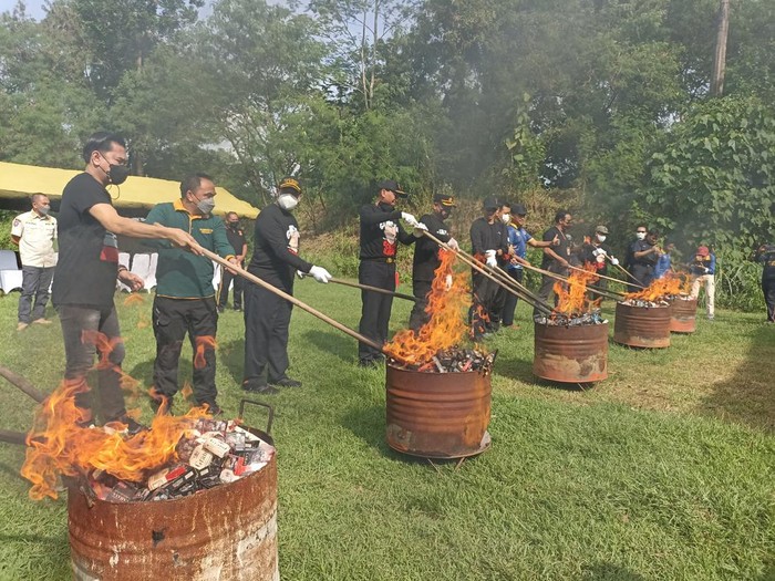 2 Juta Barang Rokok Ilegal di Blitar Dimusnahka