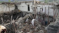Rumah-rumah yang hancur akibat gempa bumi di Desa Gayan, Provinsi Paktika, Afghanistan, Kamis (23/6).