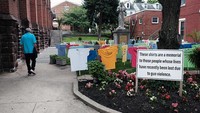 Peringatan kesadaran kekerasan senjata itu dipasang oleh Harrisburg Chapter of Heeding Gods Call to End Gun Violence.  