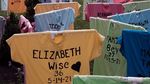 64 Kaos Warna-warni untuk Peringati Korban Kekerasan Senpi di AS
