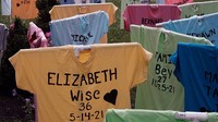 Peringatan itu mencakup 64 kaos yang ditulis dengan nama, usia, dan tanggal kematian para korban yang tewas dalam kekerasan senjata di Harrisburg.  