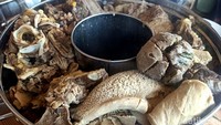 Niken mengaku sejak awal memang sengaja ingin menghadirkan menu bakso yang berbeda dan unik. Selain bentuknya yang unik, yakni kotak, rasa dari menu ini terbilang lezat dan memiliki ciri khas aroma kuah dan bakso yang kuat serta didominasi bawang putih goreng.