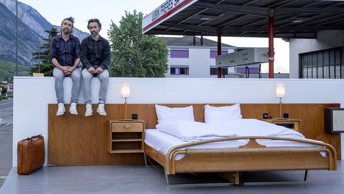 Dua orang seniman membuat instalasi seni yang tak biasa di Swiss. Karya yang disebut 'hotel bintang nol' itu tawarkan konsep penginapan di ruang terbuka.
