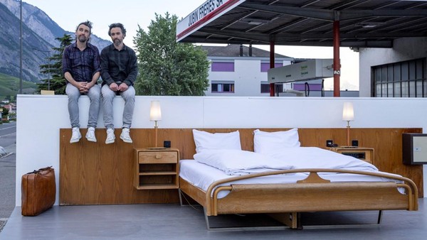 Dua orang seniman Swiss, Frank dan Patrik Riklin, mencuri perhatian publik karena membuat sebuah instalasi seni yang disebut hotel bintang nol.