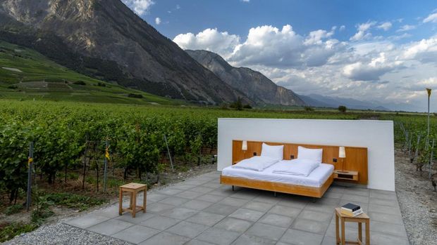 Dua orang seniman membuat instalasi seni yang tak biasa di Swiss. Karya yang disebut 'hotel bintang nol' itu tawarkan konsep penginapan di ruang terbuka.