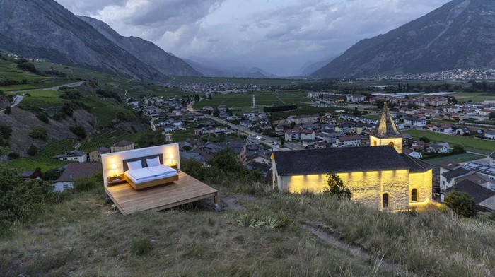 Dua orang seniman membuat instalasi seni yang tak biasa di Swiss. Karya yang disebut 'hotel bintang nol' itu tawarkan konsep penginapan di ruang terbuka.